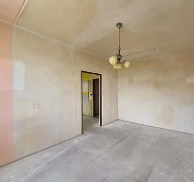 Ostale; potrebna renovacija, prirodna svjetlost