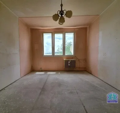 Ostale; potrebna renovacija, prirodna svjetlost
