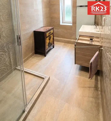 Koupelna; dlažba, po rekonstrukci, přirozené světlo
