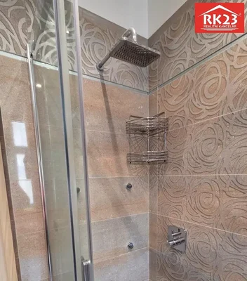 Toaleta; dlažba, dřevěné trámy, po rekonstrukci, přirozené světlo