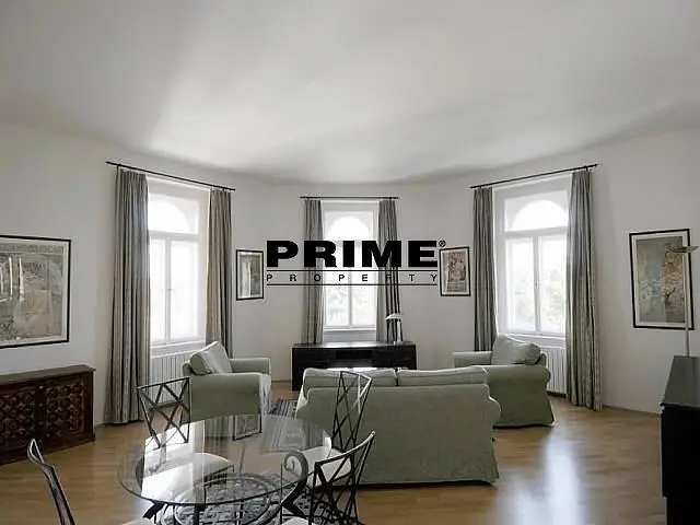 Dnevni boravak; prirodna svjetlost, drveni pod, moderan stil