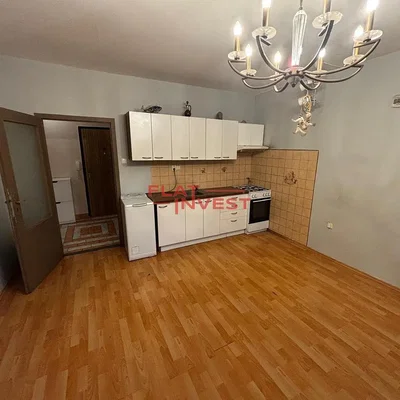 Kitchen; kitchen appliances, wood floor, natural light