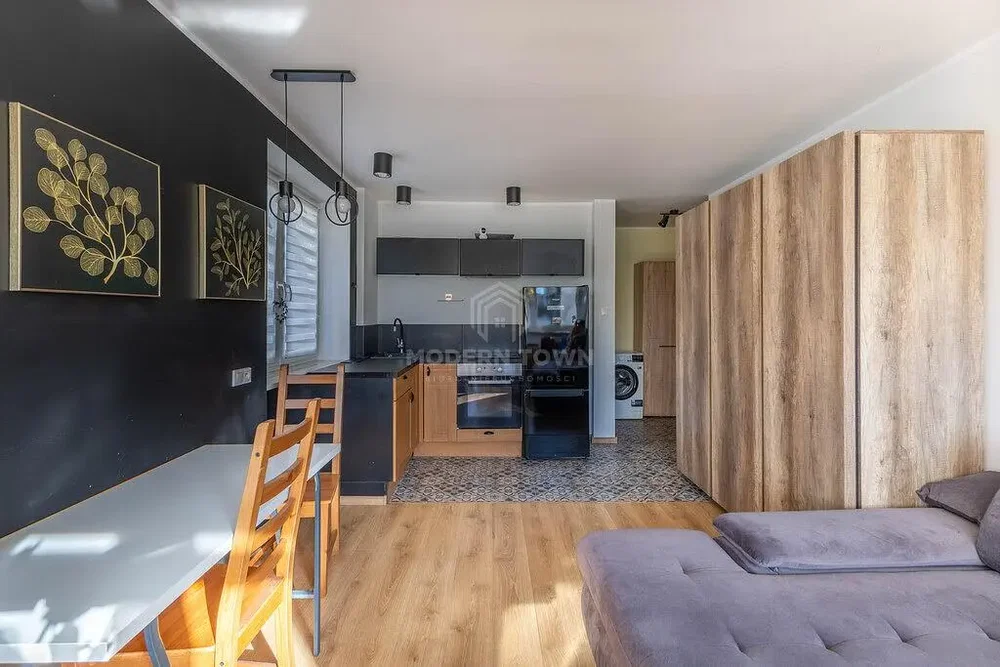 Kuhinja; kućanski aparati, drveni pod, prirodna svjetlost, moderan stil