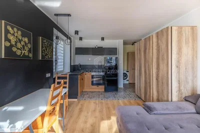Kuhinja; kućanski aparati, drveni pod, prirodna svjetlost, moderan stil