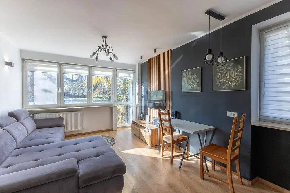 Dnevni boravak; prirodna svjetlost, drveni pod, moderan stil