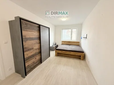 Yatak odası; ahşap zemin, doğal ışık, modern stil