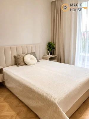 Ložnice; dřevěná podlaha, přirozené světlo