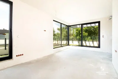 Wohnzimmer; tageslicht, renovierungsbedürftig