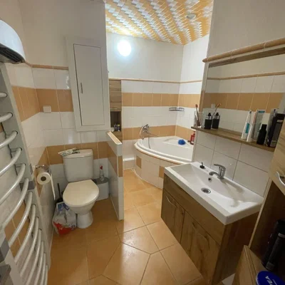 Koupelna; dlažba, nutná rekonstrukce