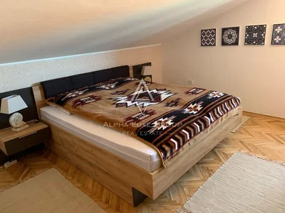 Schlafzimmer; holzboden, tageslicht