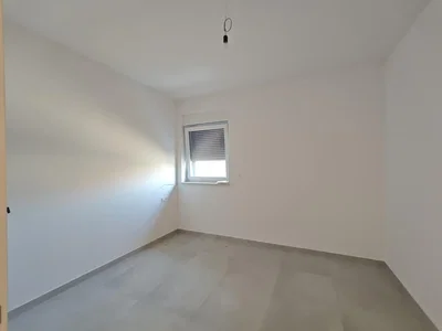 Schlafzimmer; tageslicht, renovierungsbedürftig, fliesenboden