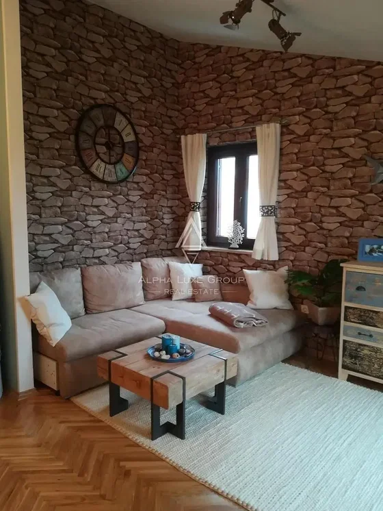 Wohnzimmer; holzboden, tageslicht, rustikaler stil