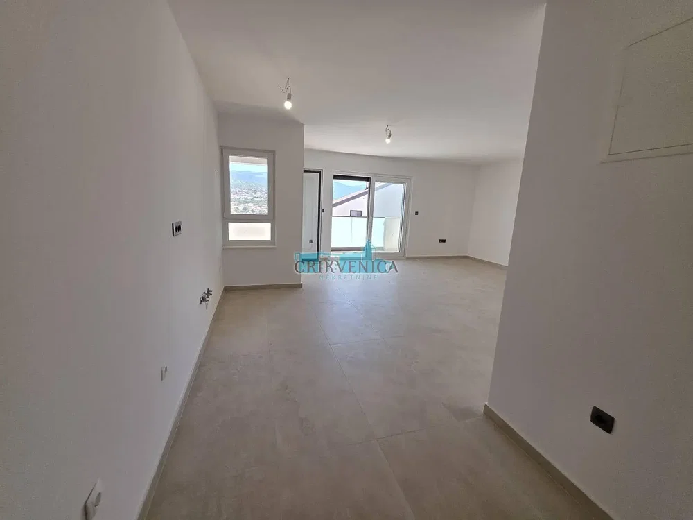 Overig; tegelvloer, natuurlijk licht, renovatie nodig