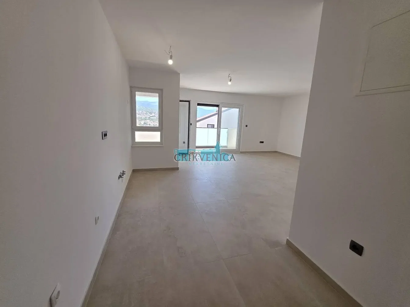 Overig; tegelvloer, natuurlijk licht, renovatie nodig