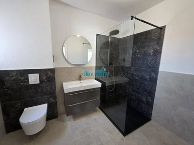Toilet; tegelvloer, gerenoveerd, natuurlijk licht