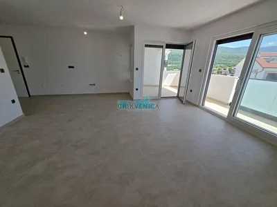 Woonkamer; natuurlijk licht, tegelvloer, uitzicht