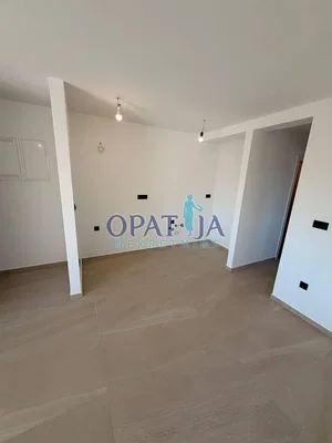 Altro; pavimento in piastrelle, necessita ristrutturazione
