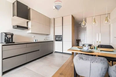 Küche; küchengeräte, holzboden, tageslicht, moderner stil