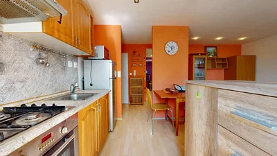 Кухиња; кухињски апарати, дрвени под, природно светло