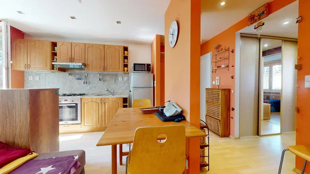 Keuken; keukenapparatuur, houten vloer, natuurlijk licht