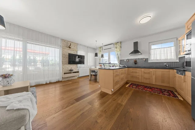 Wohnzimmer; blick, küchengeräte, holzboden, tageslicht, moderner stil