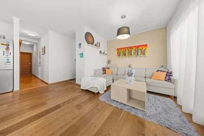 Wohnzimmer; holzboden, tageslicht, moderner stil