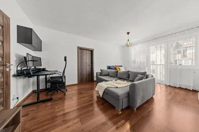 Salón; suelo de madera, luz natural