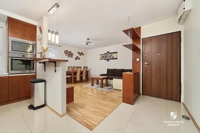 Salón; electrodomésticos, suelo de madera, suelo de baldosas, luz natural, estilo moderno