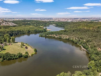 Къща и околности; гледка, естествена светлина