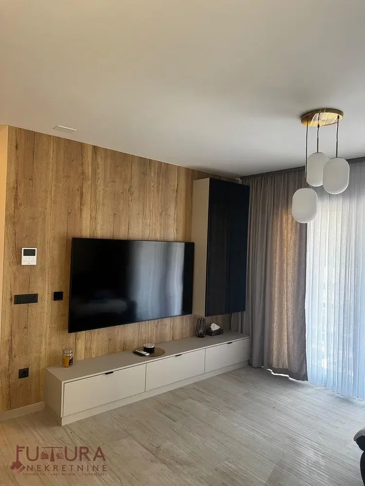 Wohnzimmer; holzbalken, moderner stil, tageslicht
