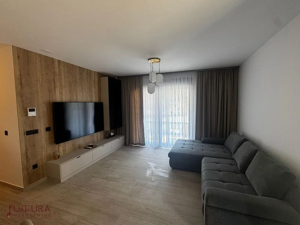 Wohnzimmer; moderner stil, holzboden, tageslicht