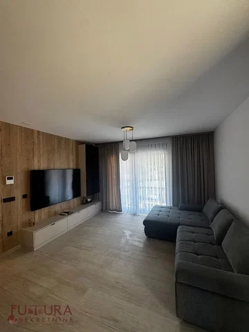 Obývací pokoj; dřevěná podlaha, přirozené světlo, moderní styl