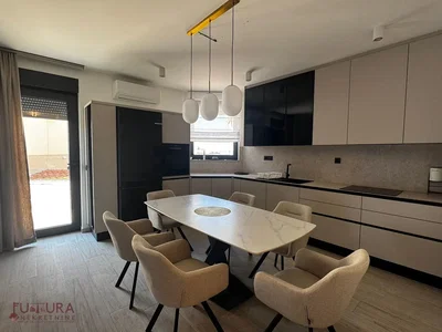 Küche; küchengeräte, holzboden, tageslicht, moderner stil, renoviert