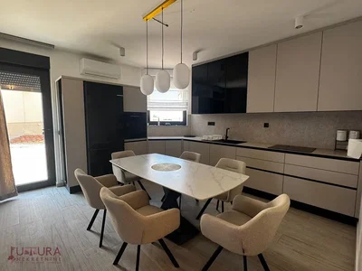 Küche; küchengeräte, fliesenboden, tageslicht, moderner stil, renoviert