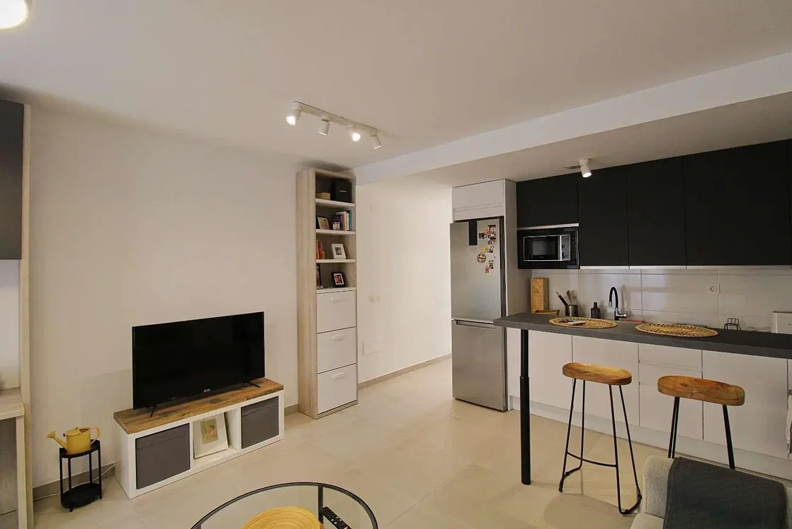 Salon; électroménager, lumière naturelle, style moderne, rénové