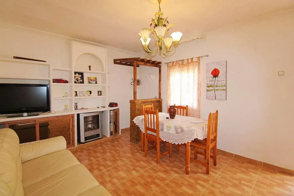 Salon; carrelage, lumière naturelle