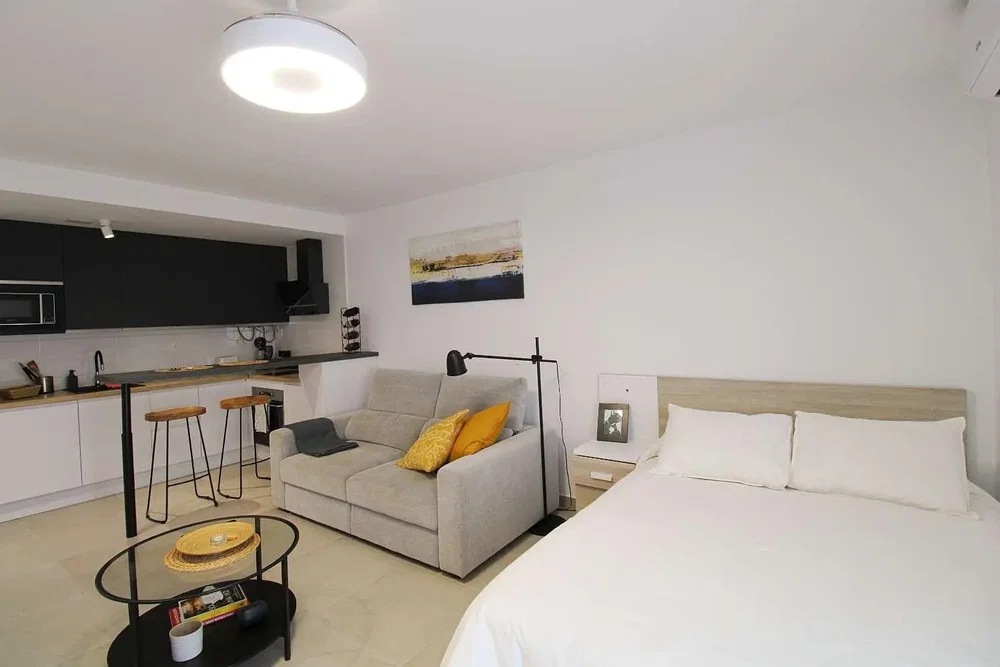 Chambre; électroménager, lumière naturelle, style moderne