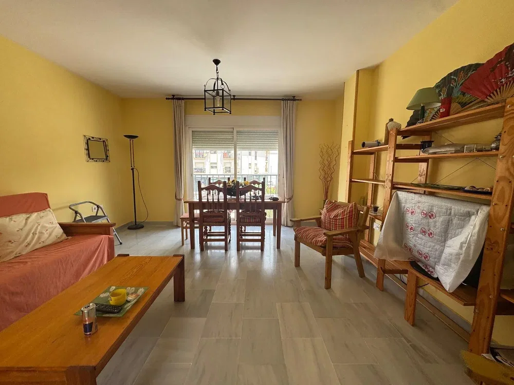 Woonkamer; houten vloer, natuurlijk licht, rustieke stijl