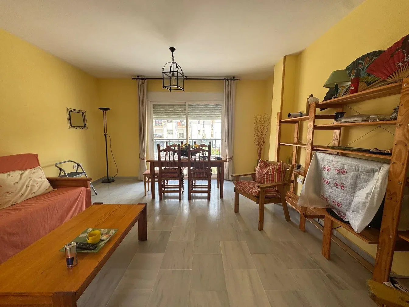 Woonkamer; houten vloer, natuurlijk licht, rustieke stijl