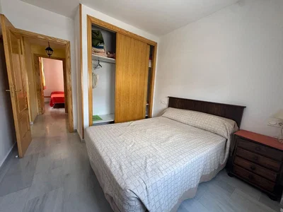 Slaapkamer; tegelvloer, natuurlijk licht