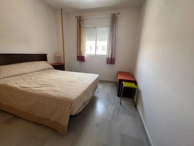 Slaapkamer; natuurlijk licht, tegelvloer