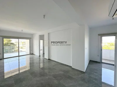 Salon; carrelage, lumière naturelle, vue