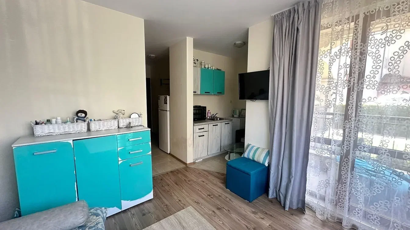 Salon; électroménager, lumière naturelle, style moderne