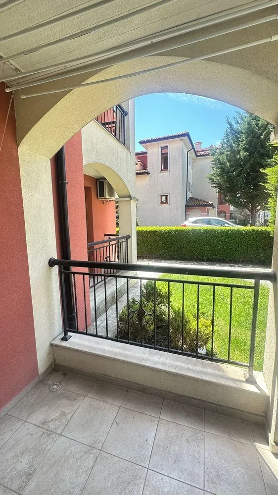 Balcon; carrelage, lumière naturelle, vue