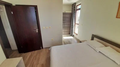 Dormitorio; suelo de madera, luz natural