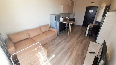 Salón; electrodomésticos, suelo de madera, luz natural