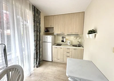 Cuisine; électroménager, carrelage, lumière naturelle
