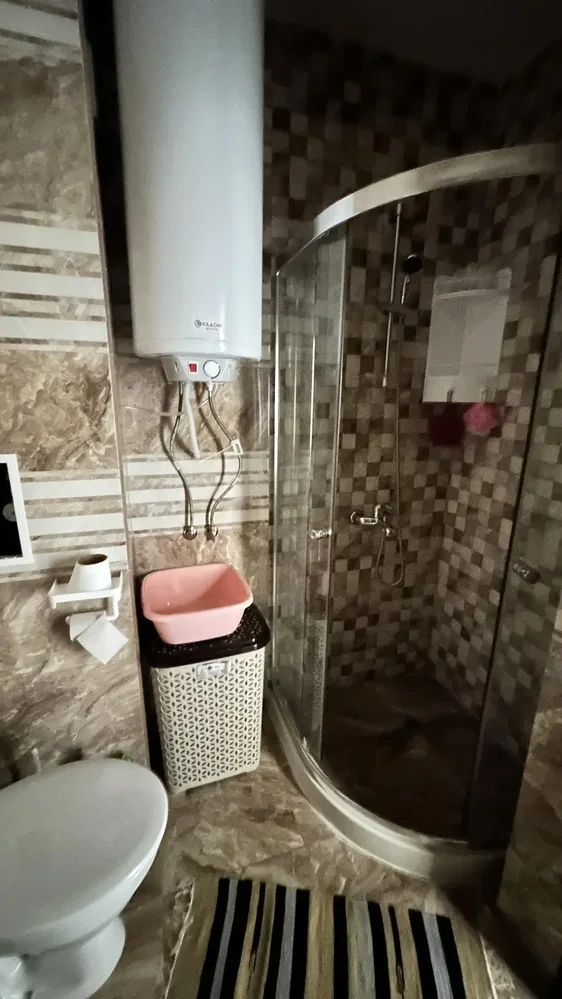 Toilettes; carrelage, nécessite rénovation