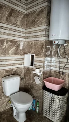 Toilettes; carrelage, nécessite rénovation