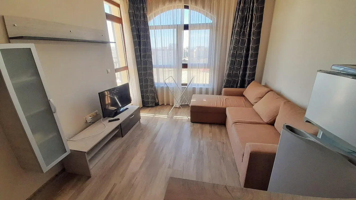 Salón; suelo de madera, luz natural